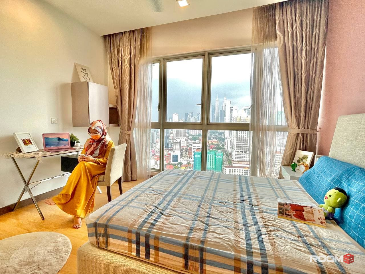 😍HUGE Room at Premium Condominium with NO DEPOSIT 🥰 You Will Enjoy The View From Your Room 🥳🌃