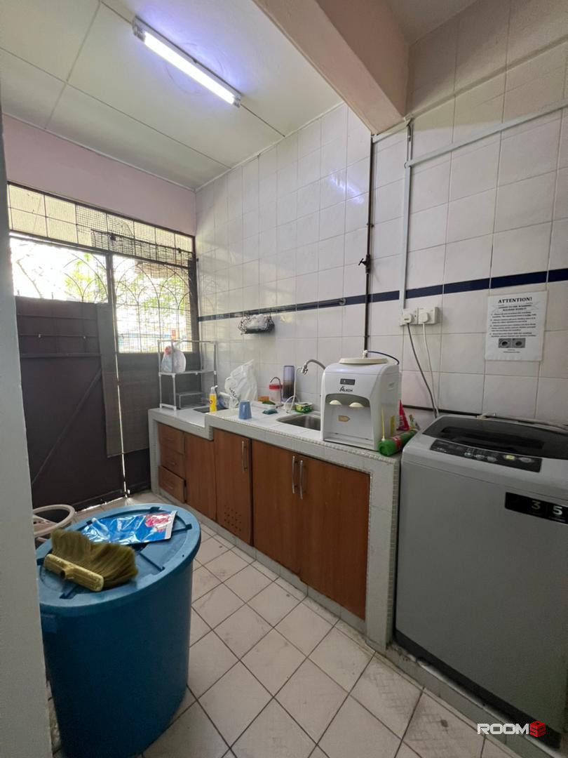 🤑Solid Middle Room @ Taman Sea are now available for rent🤪