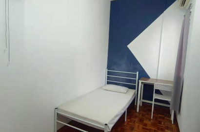 [Zero Deposit] Middle Room Attach Sharing bathroom/ 5 mins driving distance to Setia City Mall & Top Gloves