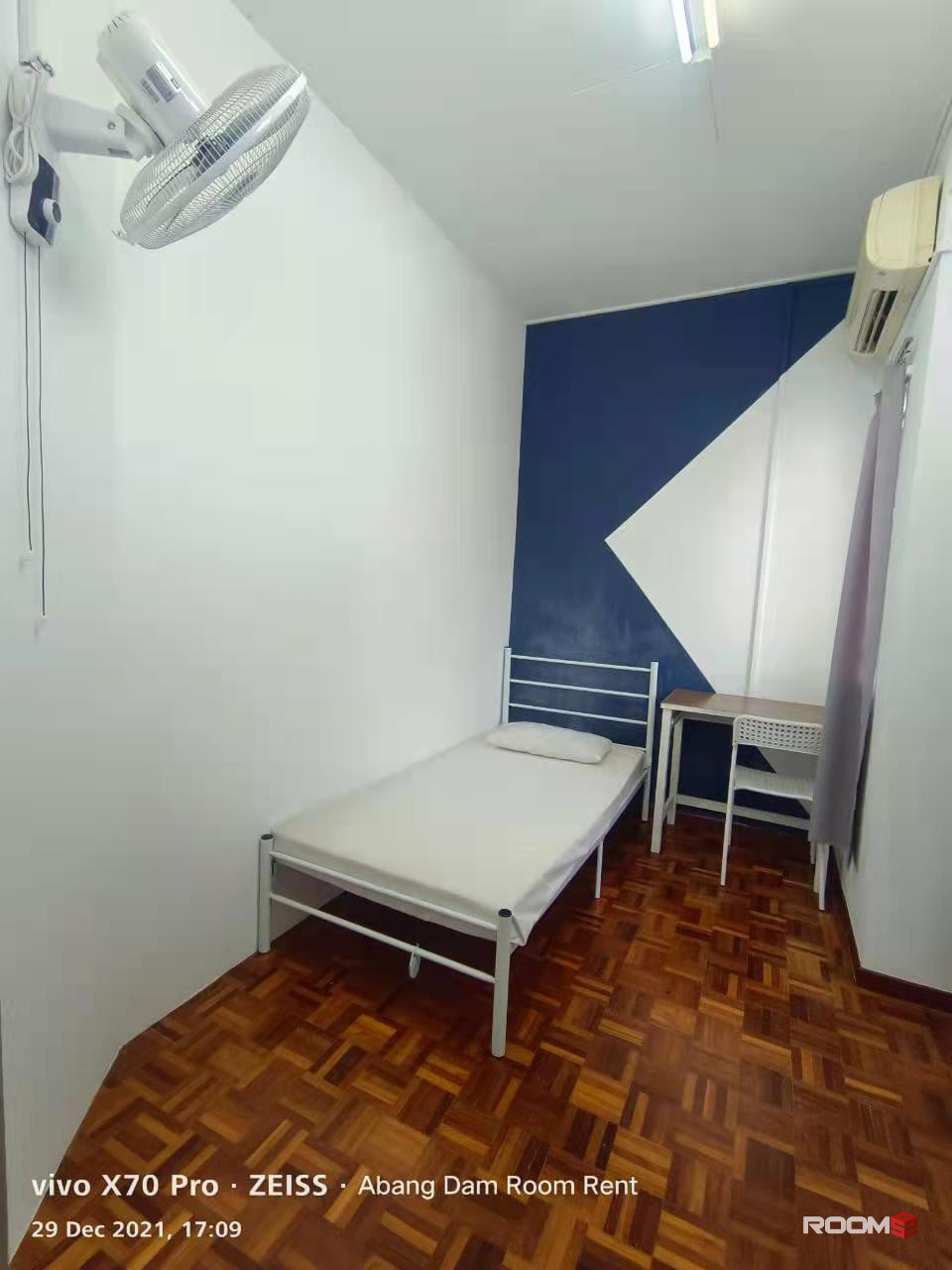 [Zero Deposit] Middle Room Attach Sharing bathroom/ 5 mins driving distance to Setia City Mall & Top Gloves