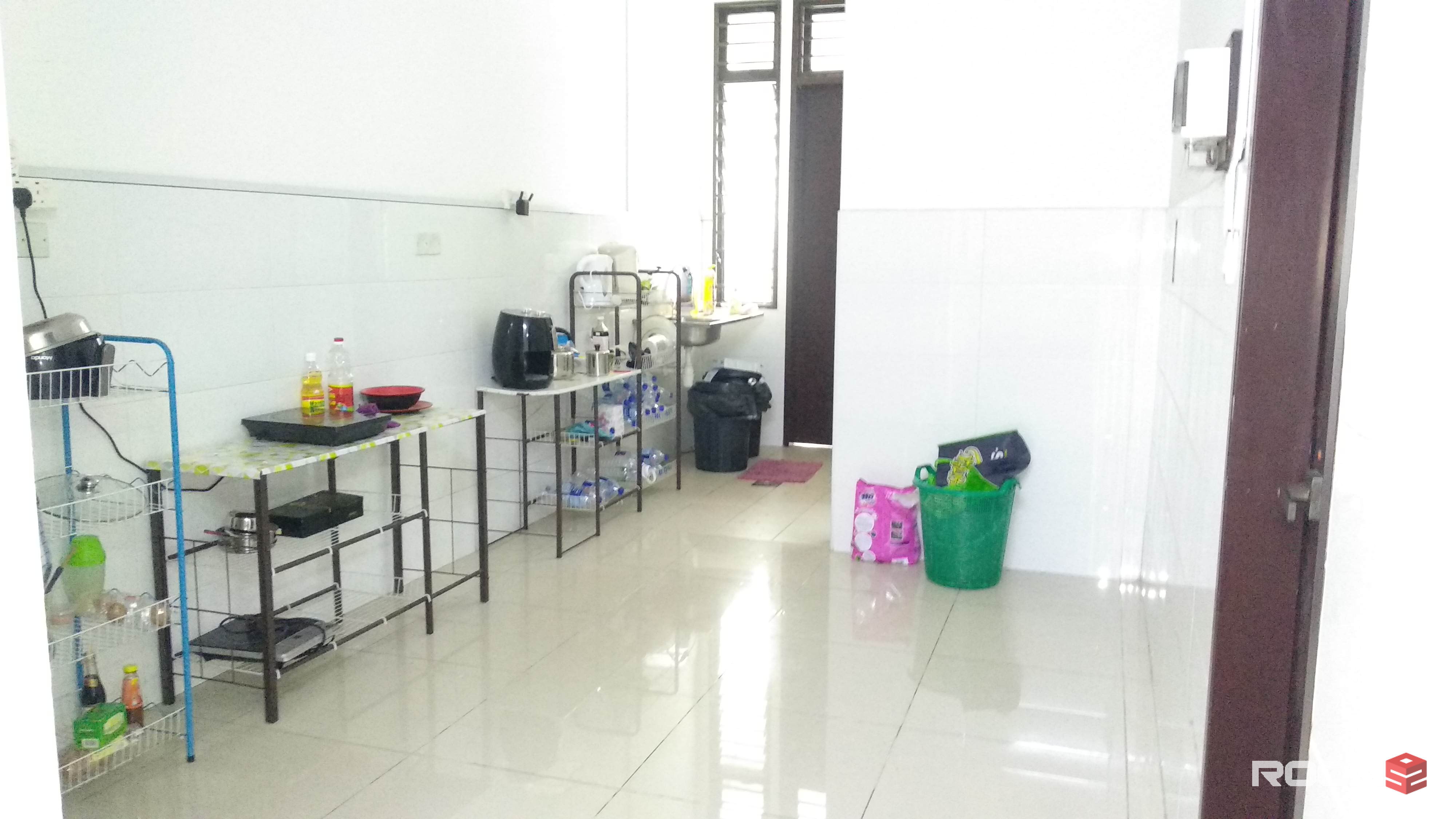 Middle room for rent in Alam Impian