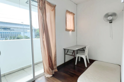 Walking Distance 2 min to LRT Taman Paramaount