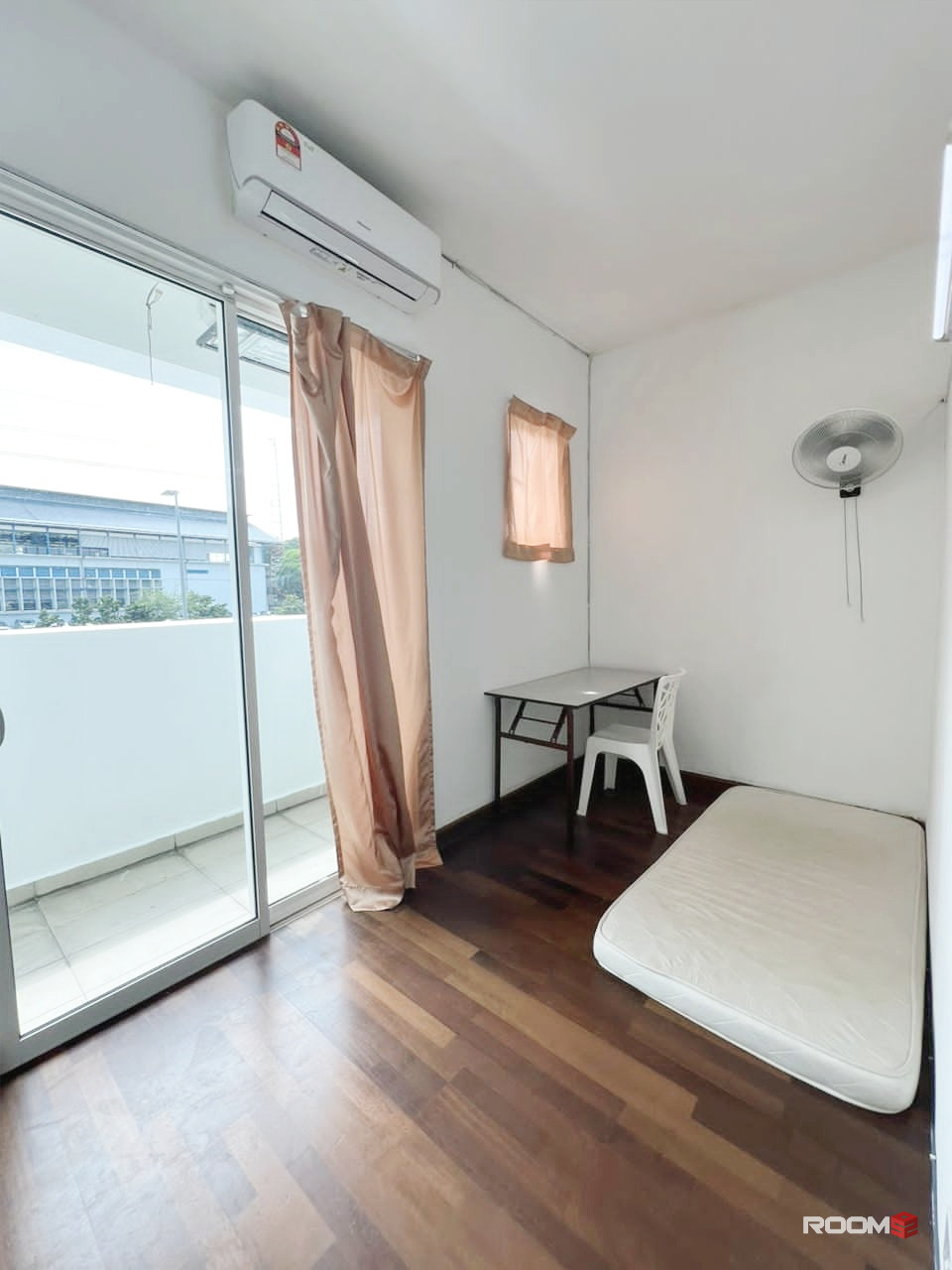 Walking Distance 2 min to LRT Taman Paramaount