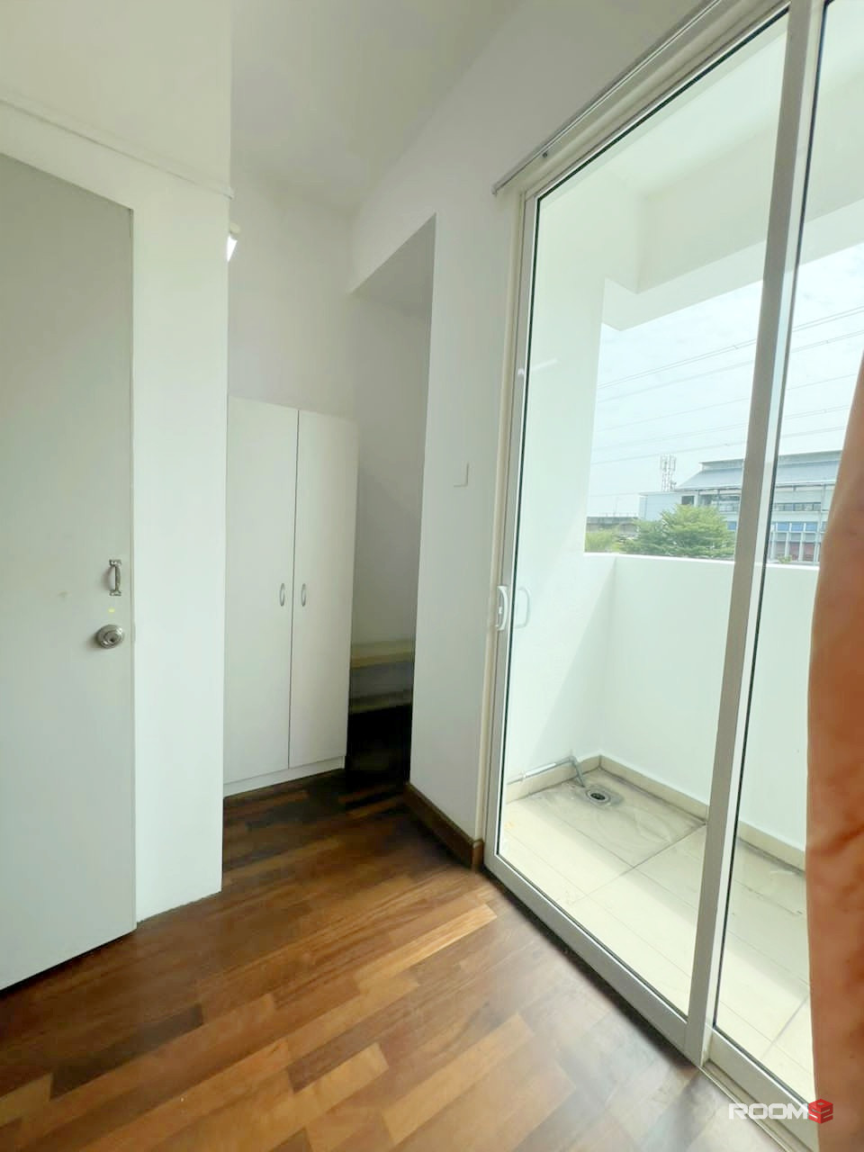 Walking Distance 2 min to LRT Taman Paramaount