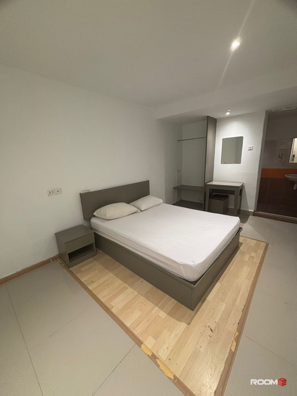 Cheapest Queen bed attached toilet in Kajang🔥❗. 0 Deposit @ MRT Kajang 🚎🚶