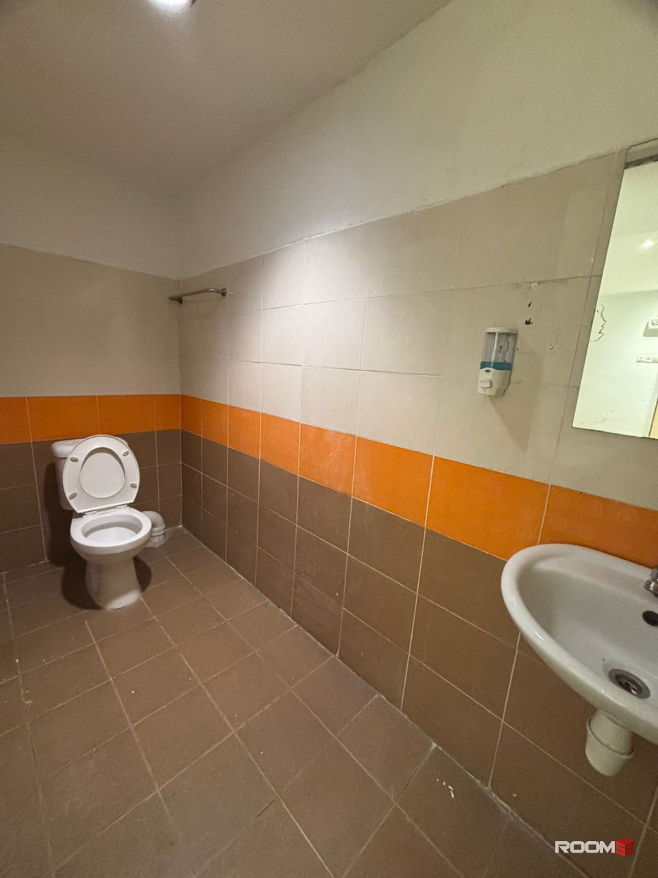 Cheapest Queen bed attached toilet in Kajang🔥❗. 0 Deposit @ MRT Kajang 🚎🚶
