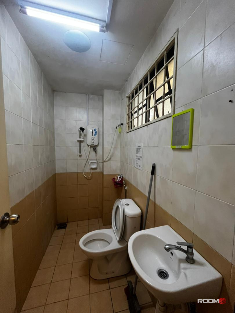 15 MIN TO SRI PETALING🚗💨. 10 MIN TO PUCHONG🚗. 0 DEPOSIT ROOM ATTACHED TOILET IN BUKIT JALIL💯