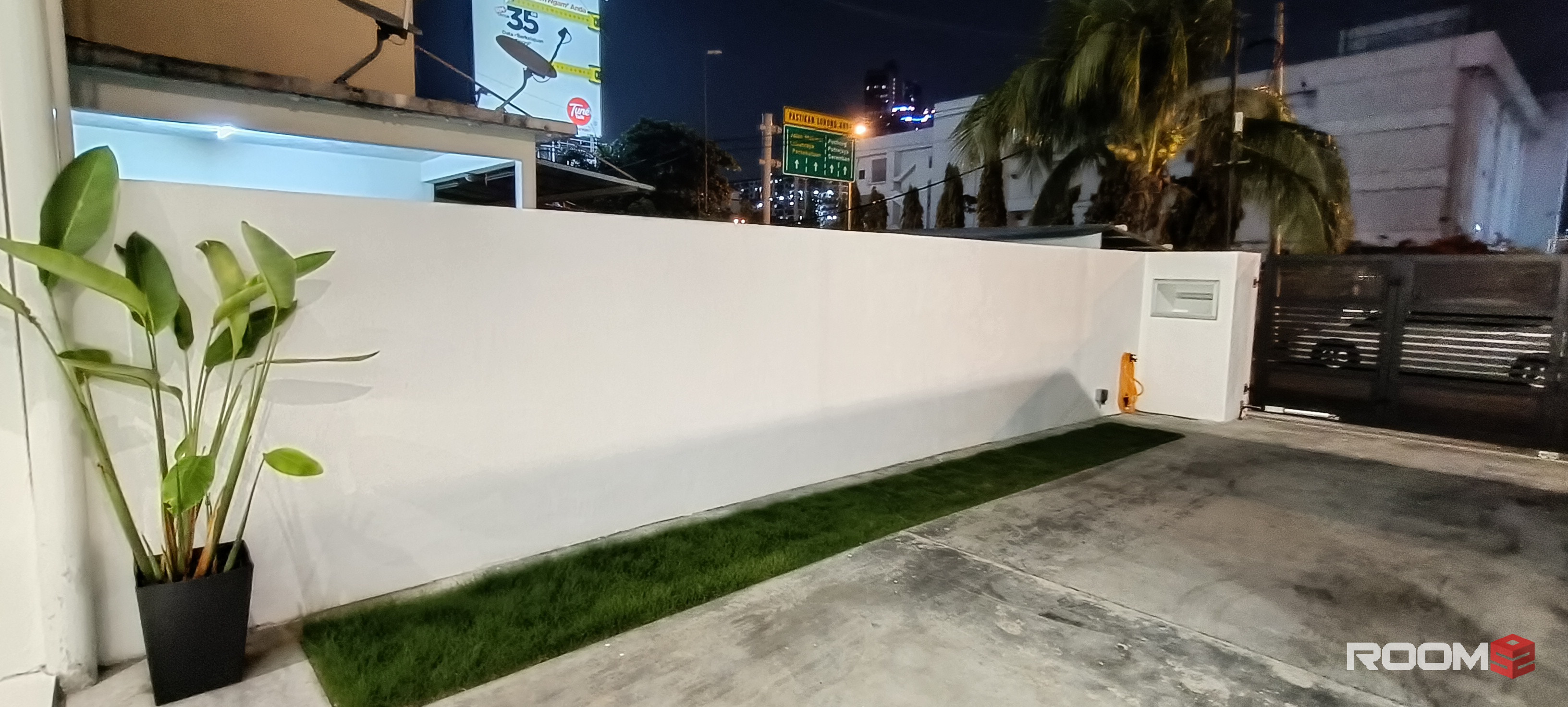 [Middle Room] Near Sunway/Icon City/Paradigm Mall/Kelana Jaya/SS2/SS3