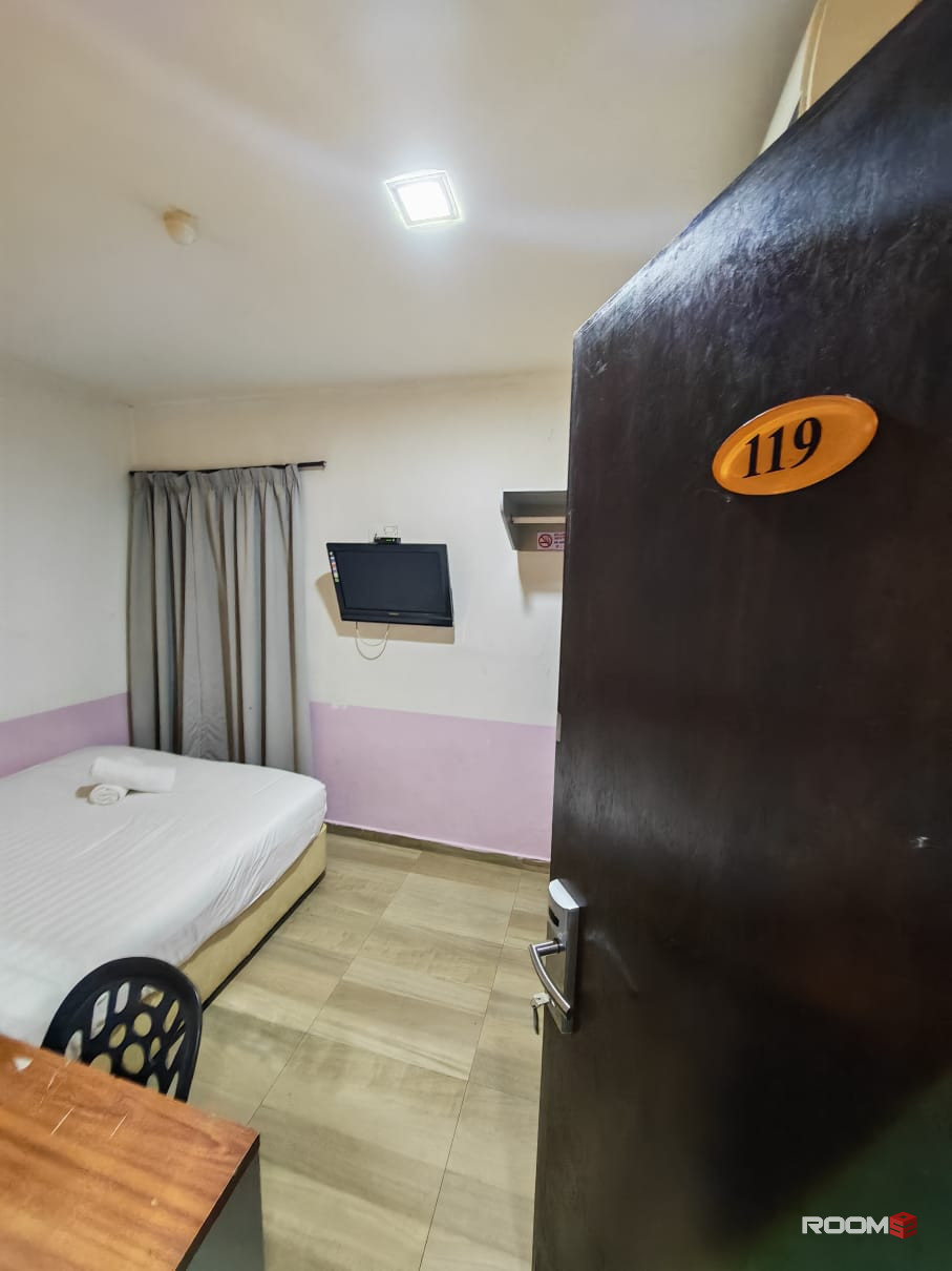 🏡 Comfortable Room Near Mid Valley ✨