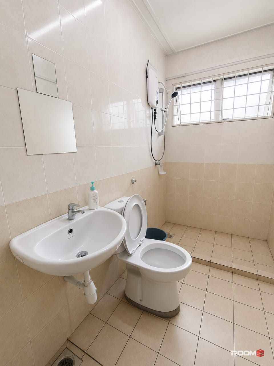 🏠 Medium Room For Rent @ Bukit Rimau // 🚘 5 Mins To AEON BIG Bukit Rimau 🛒