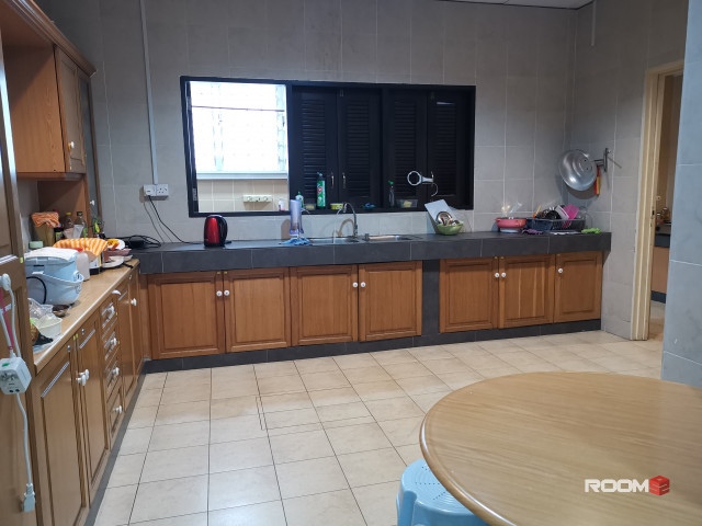 Cozy and convenient room at SS2! 🌟 Enjoy 100MBPS WIFI, fully furnished accommodations, and all-inclusive utilities! 💻�