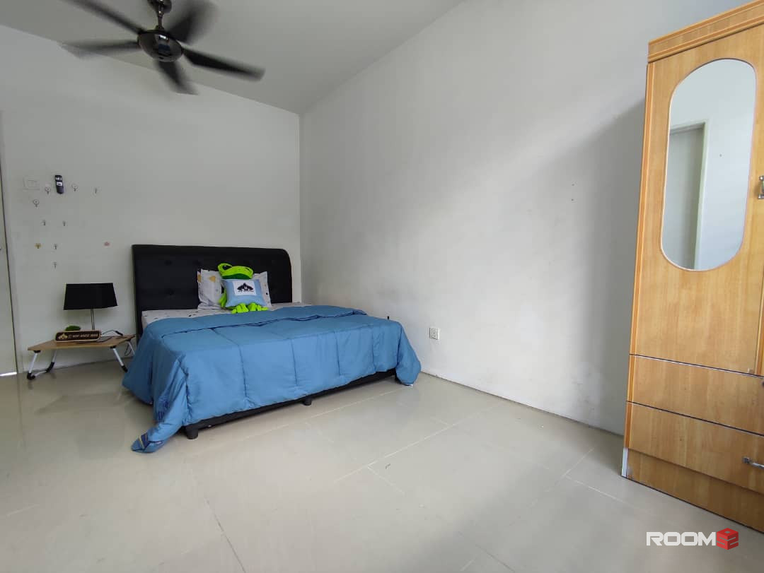 Middle Room at Taman Mesra Utama { 👉 𝐒𝐀𝐋𝐄 𝐌𝐄𝐑𝐃𝐄𝐊𝐀 !! 🔥} Bilik Sewa Balakong, C180, Amerin Mall, Columbia