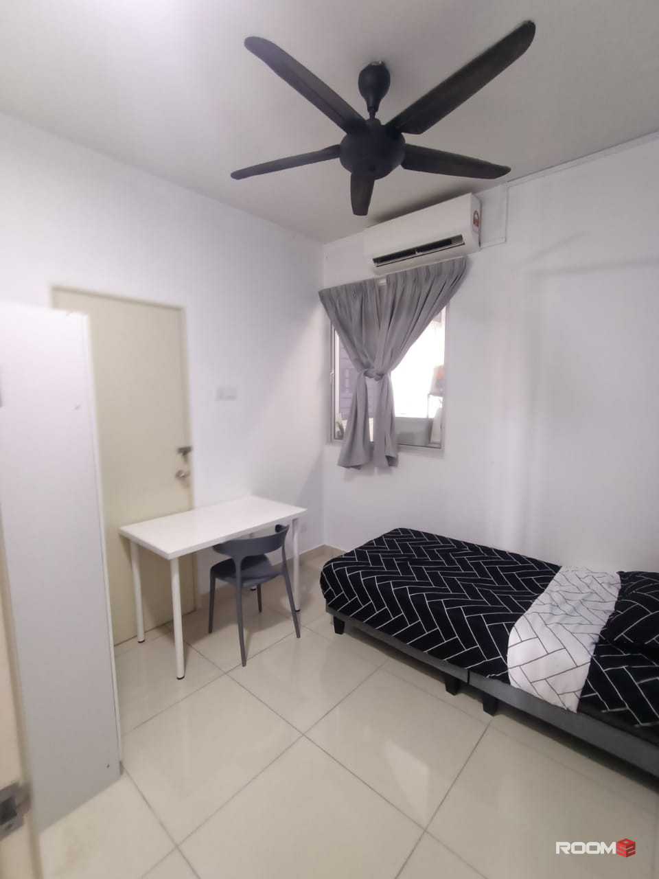 Maxim's Residence Mrt Taman Connaught walking distance