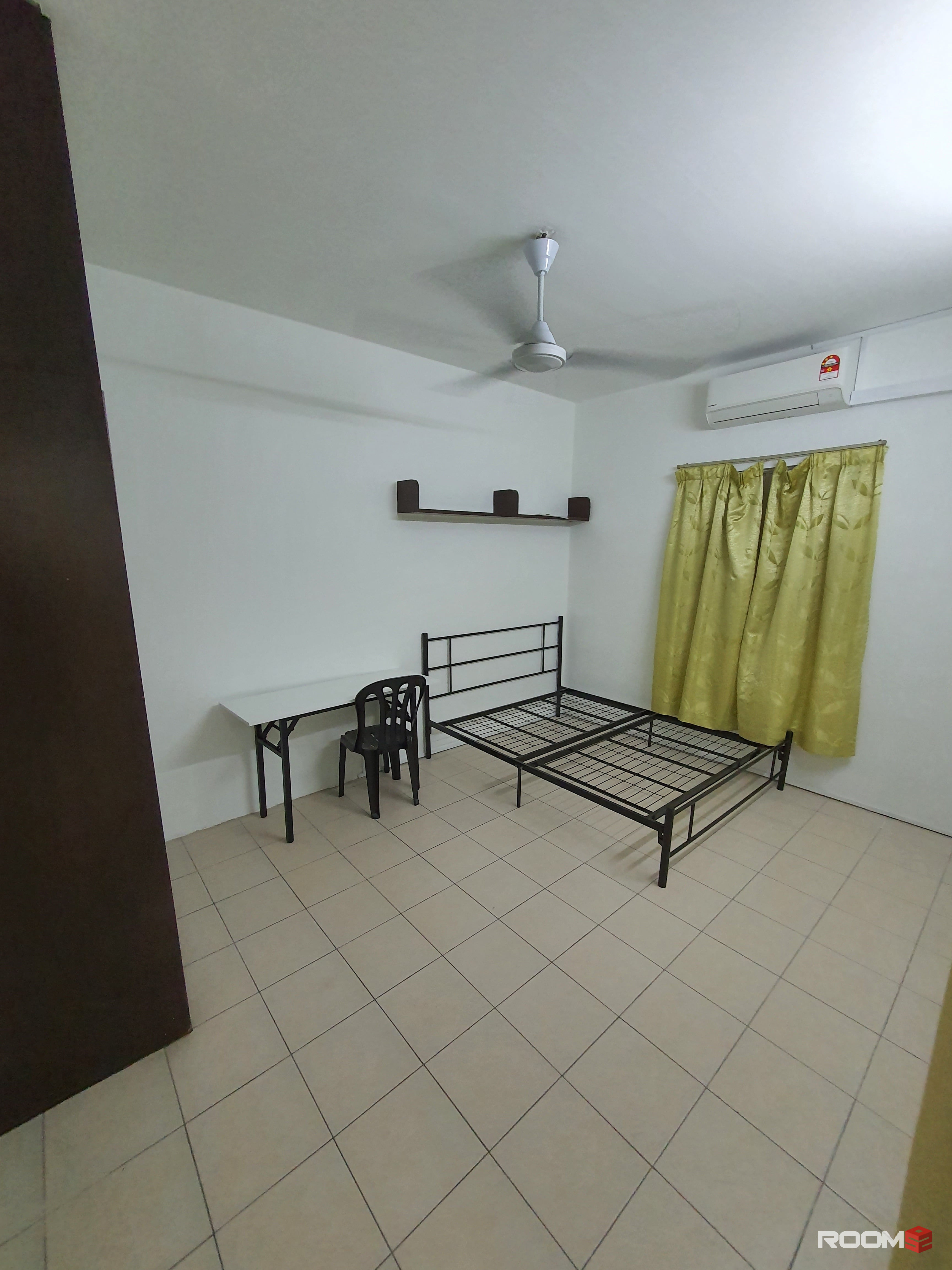 Casa subang subang jaya usj 1 medium room for rent (mix gender house)