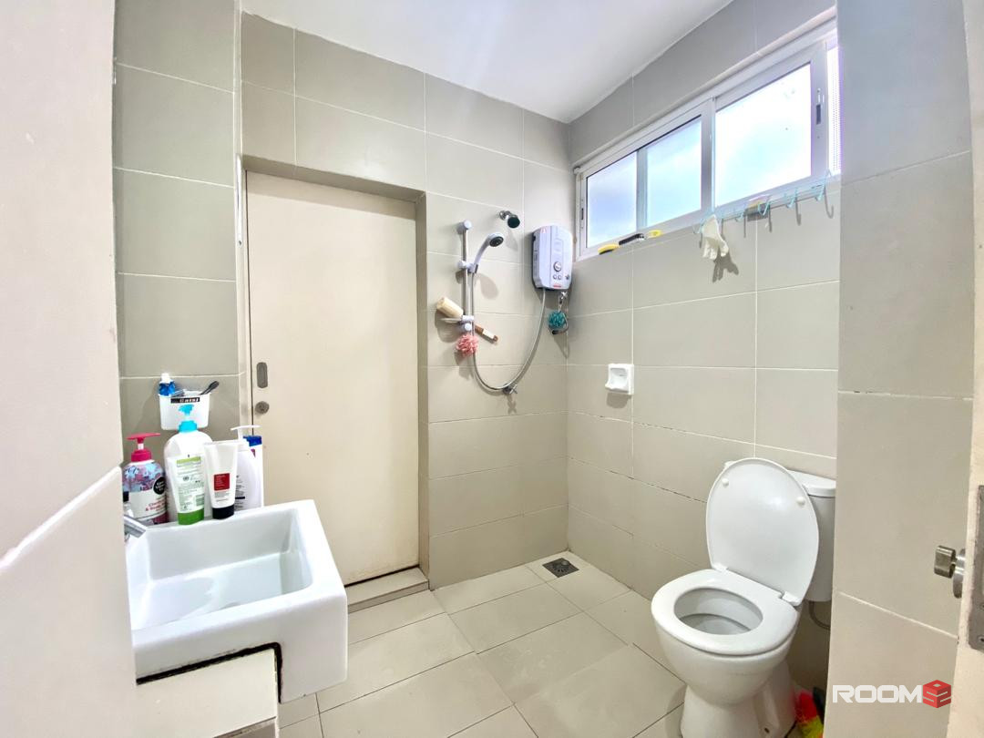 Middle Room at Bandar Mahkota Cheras, Cheras South 🌞 Bilik Sewa Cheras {PRIVACY 😎, Near MRT BTHO} Sunstone Villa, BMC,