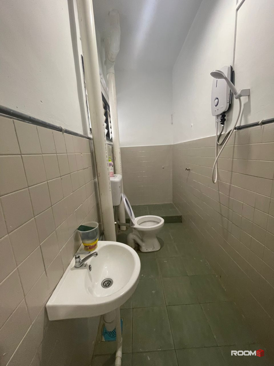 Super Low Depsoit Middle Room Walking Distance to CIQ Johor