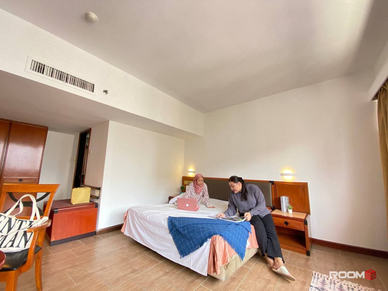 Save Your Money With Zero Deposit Rooms and Flexible Stay! Check this M1 Hotel King Bed Room NO DEPOSIT!!!