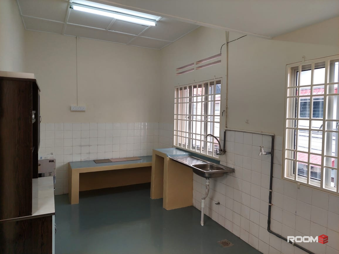 New renovated Middle Rooms, Fully Furnished, walk to LRT Taman Paramount station