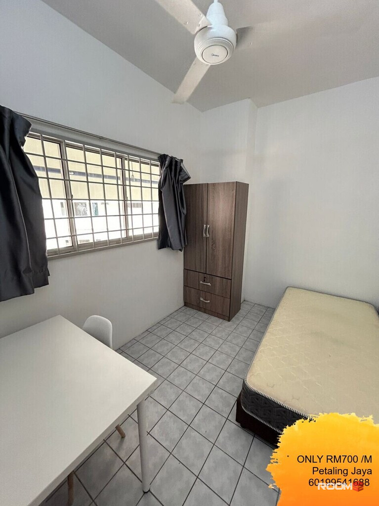 😍 5 mins walk to LRT 😍 Inclusive all Utilities except aircond 😍Free Wifi 😍Free Cleaning 😍Fully furnished Room at Me