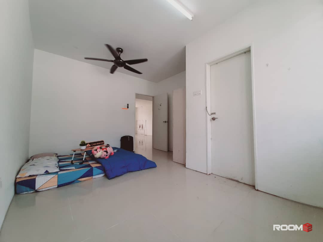 Middle Room at Balakong,  Bilik Sewa Balakong [𝑨𝒕𝒕𝒂𝒄𝒉𝒆𝒅 𝑻𝒐𝒊𝒍𝒆𝒕 🔥 👉] Tmn Mesra Utama, Amerin Mall, C180