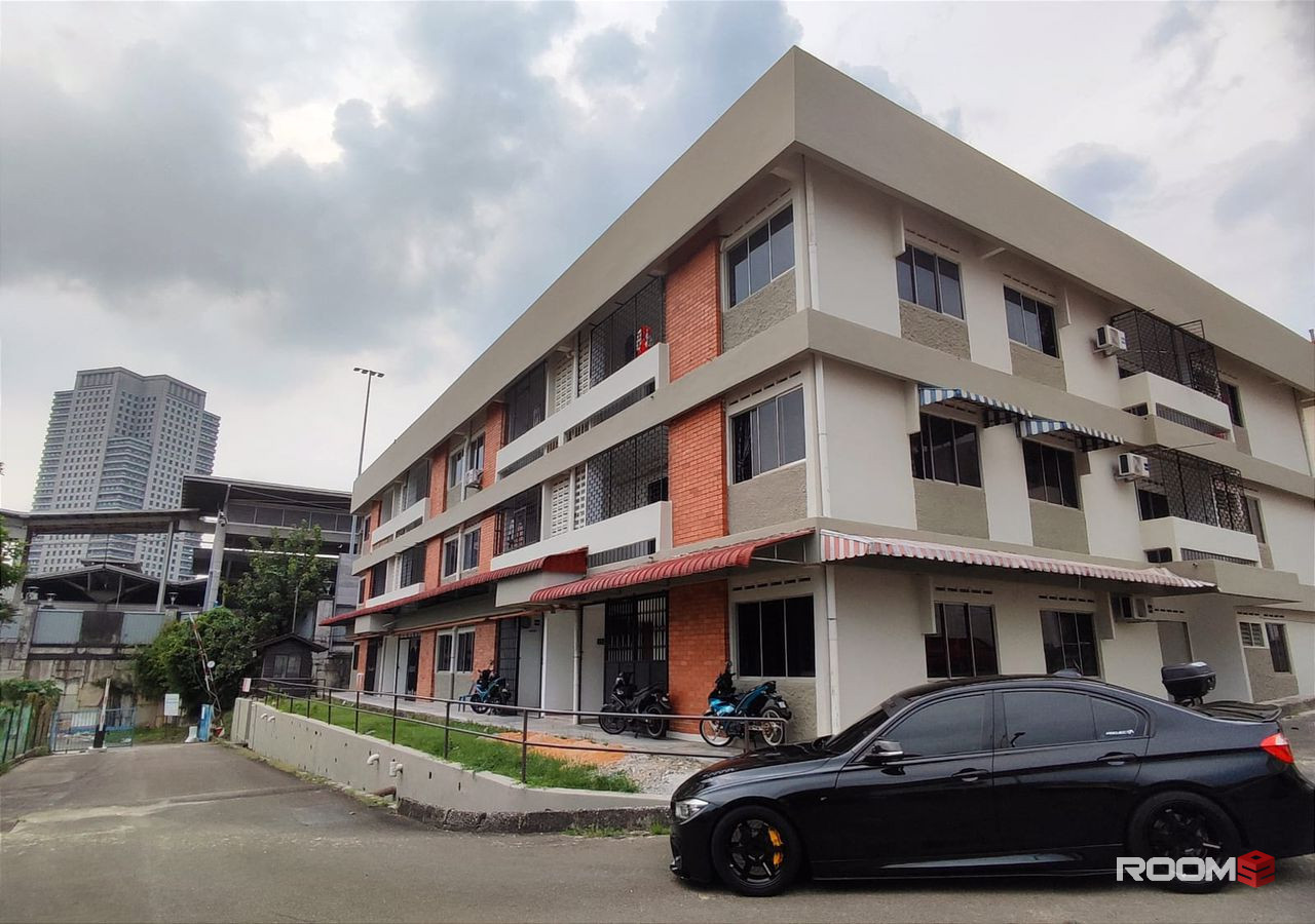 Super Low Depsoit Middle Room Walking Distance to CIQ Johor