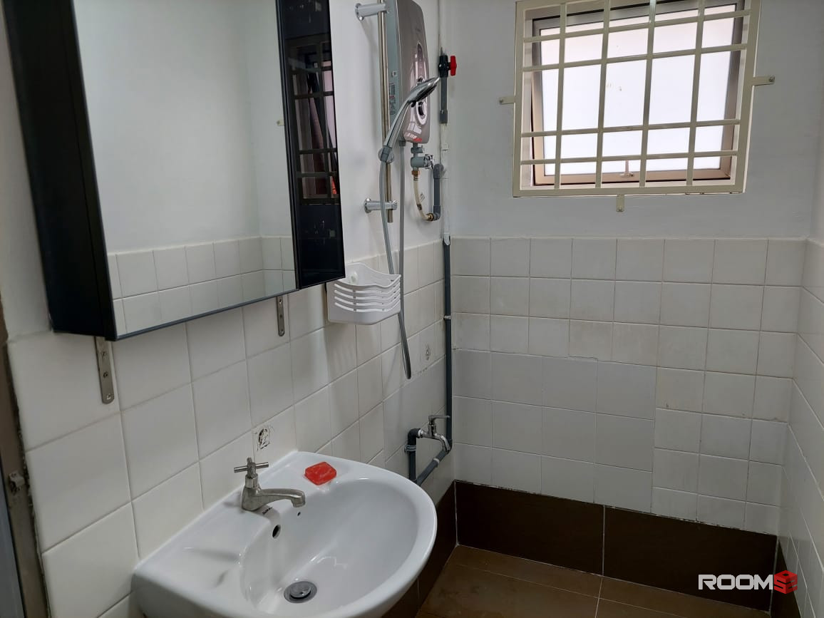New renovated Middle Rooms, Fully Furnished, walk to LRT Taman Paramount station