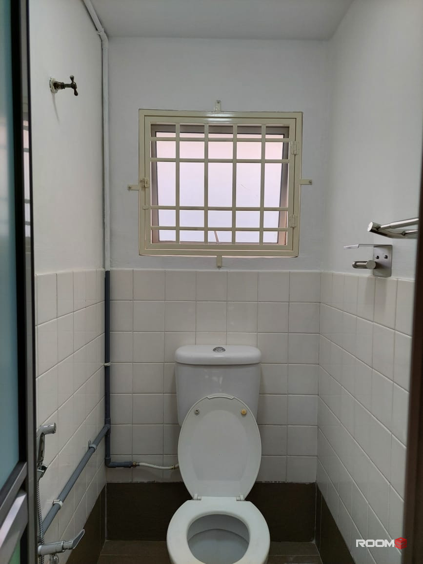 New renovated Middle Rooms, Fully Furnished, walk to LRT Taman Paramount station