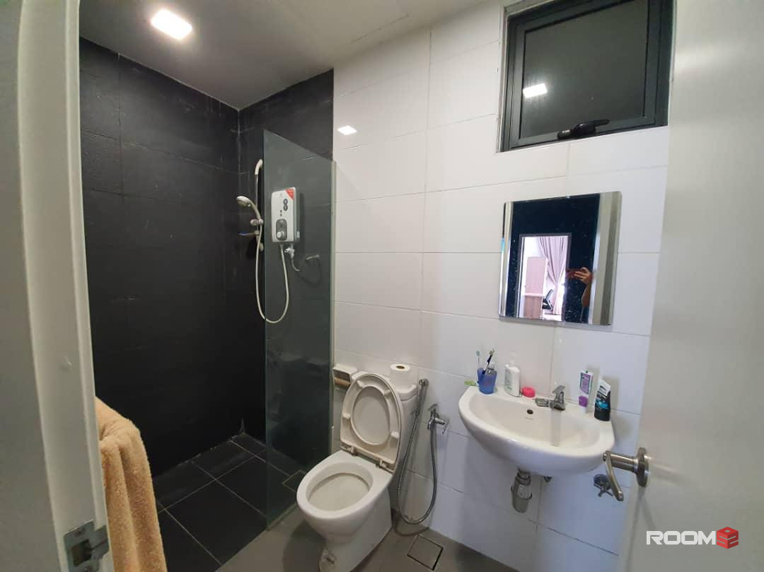 FEMALE 🙋‍♀️ Shared Room w Privacy 🤩 and Air Con & Fan @ Utropolis Glenmarie