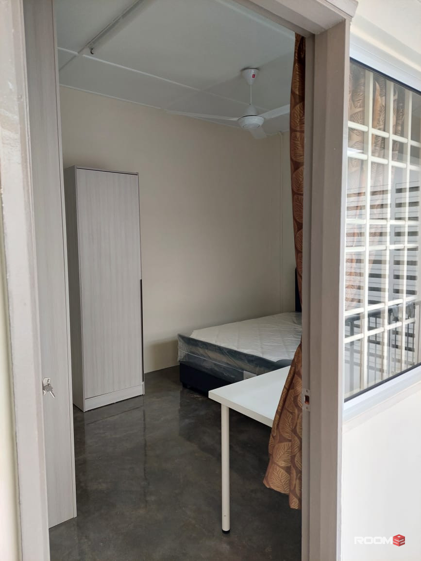 New renovated Middle Rooms, Fully Furnished, walk to LRT Taman Paramount station