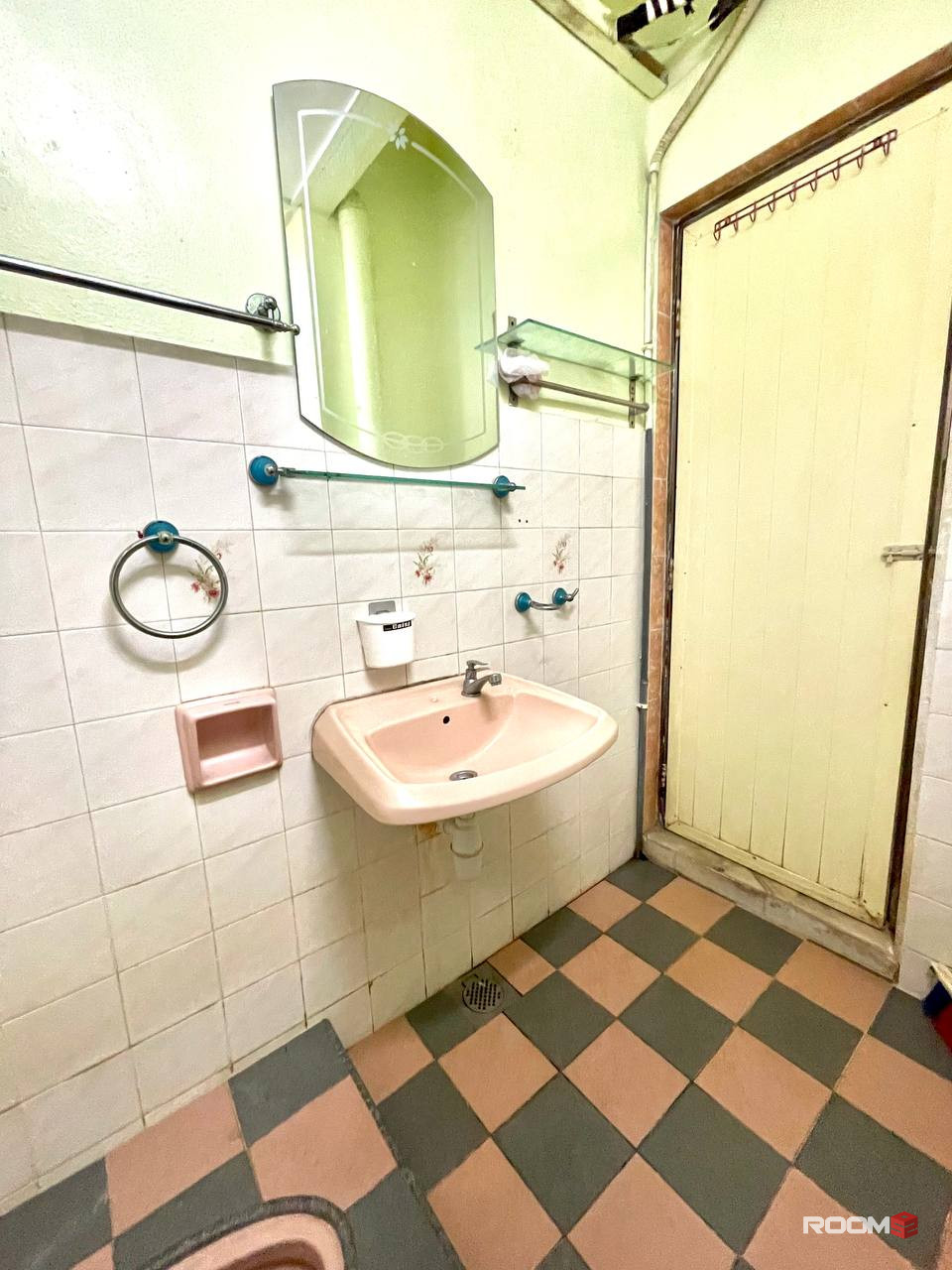 Middle Room at Sri Petaling, Kuala Lumpur 👉 Bilik Sewa Sri Petaling [𝑵𝒆𝒂𝒓 𝑳𝑹𝑻 🌟, 𝐌𝐄𝐑𝐃𝐄𝐊𝐀 SALE] Sri Endah