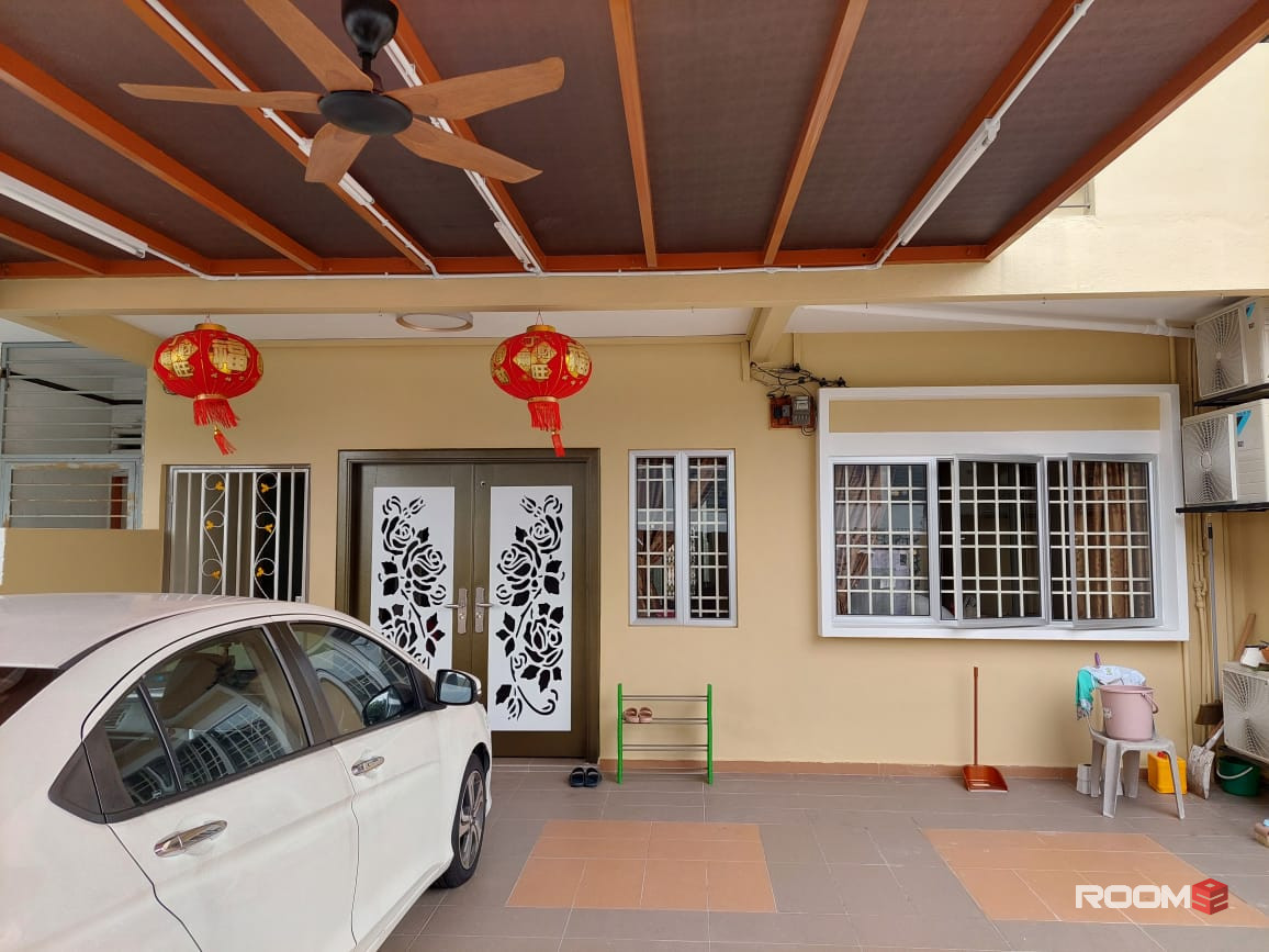 New renovated Middle Rooms, Fully Furnished, walk to LRT Taman Paramount station