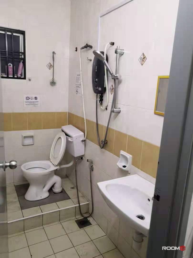 [Zero Deposit] Middle Room Attach Sharing bathroom/ 5 mins driving distance to Setia City Mall & Top Gloves