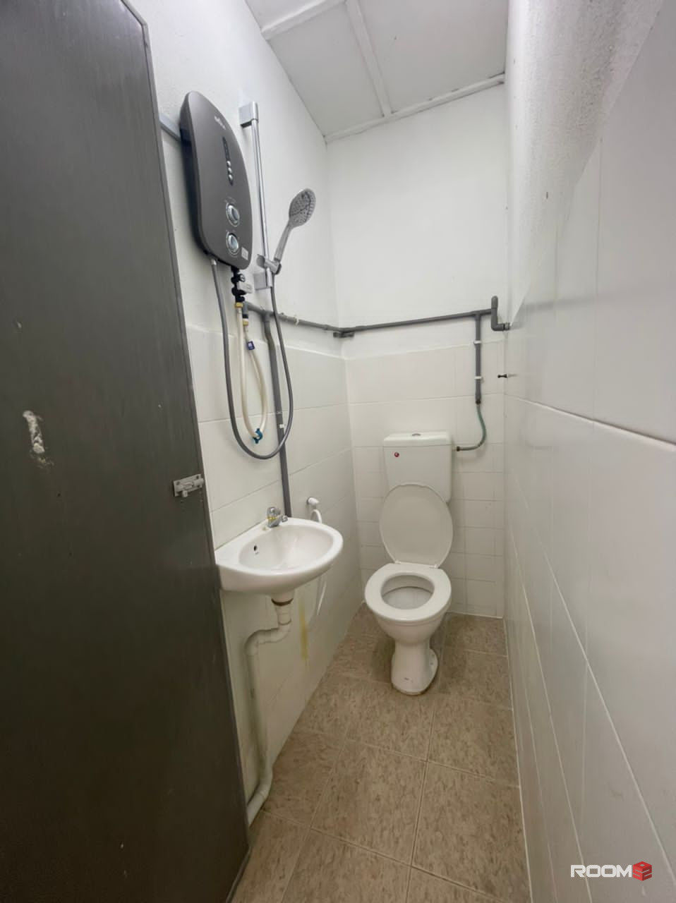 🔥🔥Zero Deposit 🔥🔥Medium room, 1minutes walk to LRT station Puchong puteri