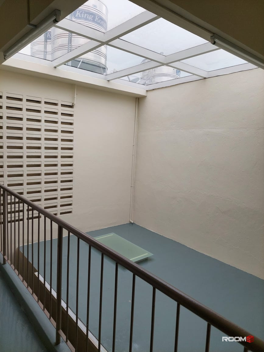 New renovated Middle Rooms, Fully Furnished, walk to LRT Taman Paramount station