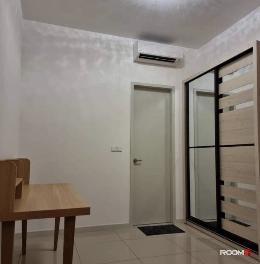 PJ SS2, Single room with AC and furniture, near Starling Mall