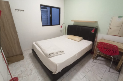 Cheap Deluxe Master Room Near Jalan Alor & MRT Station at Bukit Bintang, KL City Centre