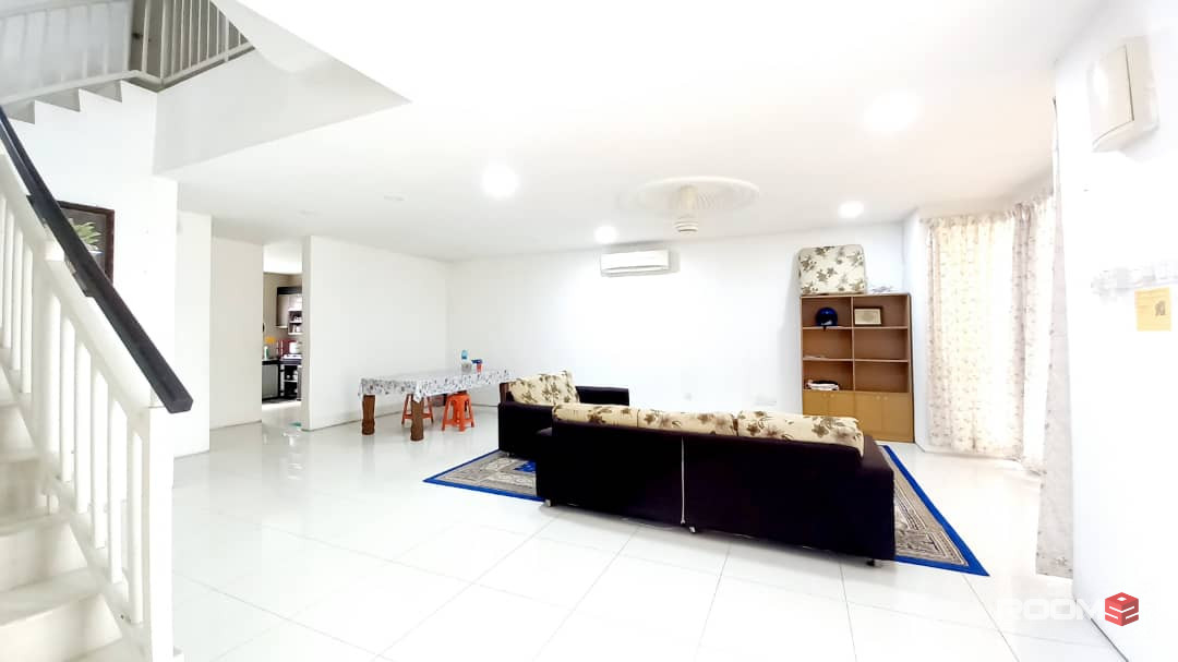Middle Room at Taman Mesra Utama { 👉 𝐒𝐀𝐋𝐄 𝐌𝐄𝐑𝐃𝐄𝐊𝐀 !! 🔥} Bilik Sewa Balakong, C180, Amerin Mall, Columbia
