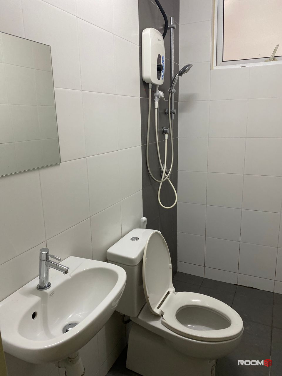 PACIFIC PLACE MEDIUM ROOM/FEMALE/FULLY FURNISHED/LRT STATION