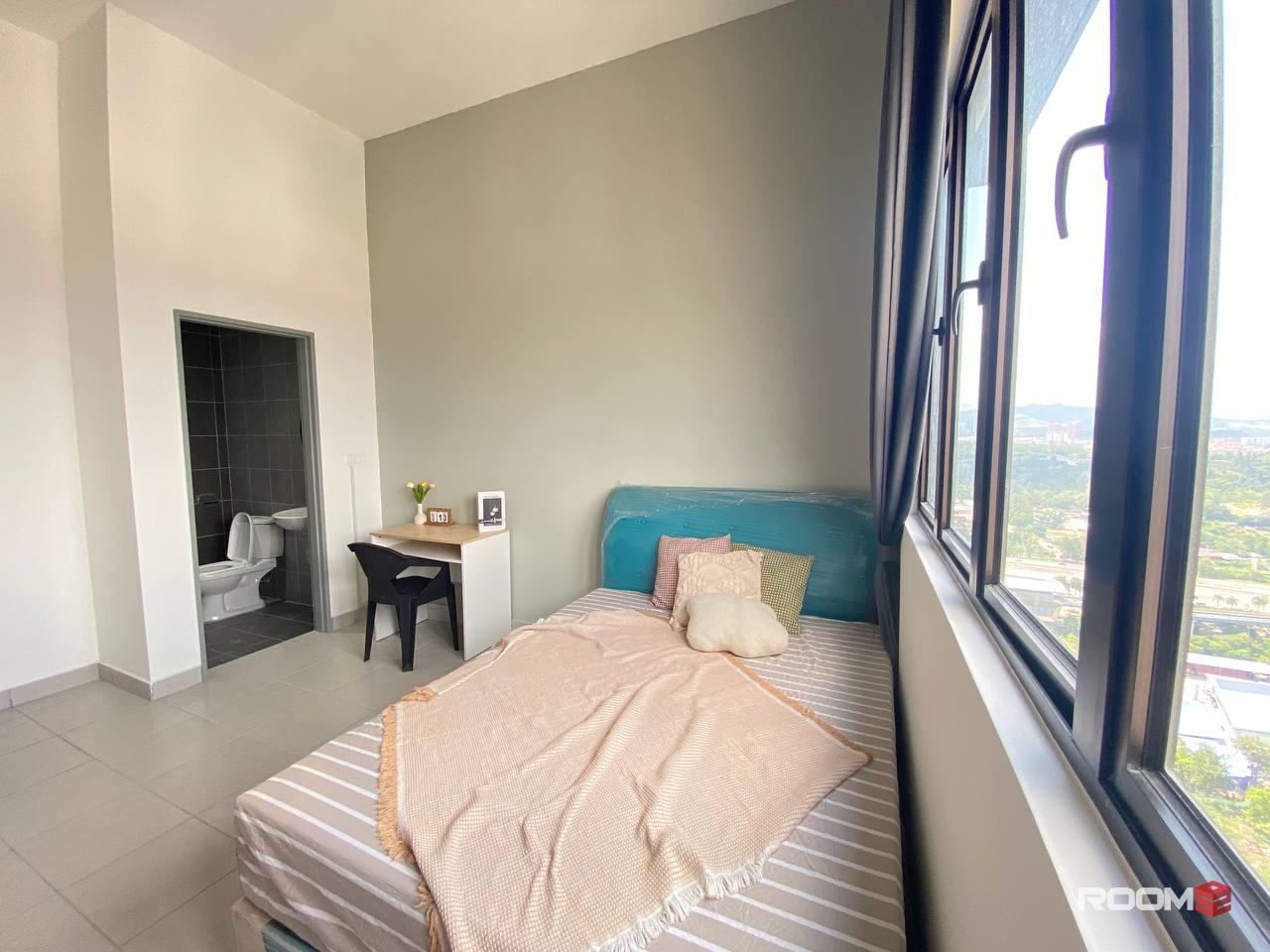 Convenience and Comfort ⭐🛋️ : Stay Only 5 Min Walk To MRT Bandar Tun Hussein Onn 🚆