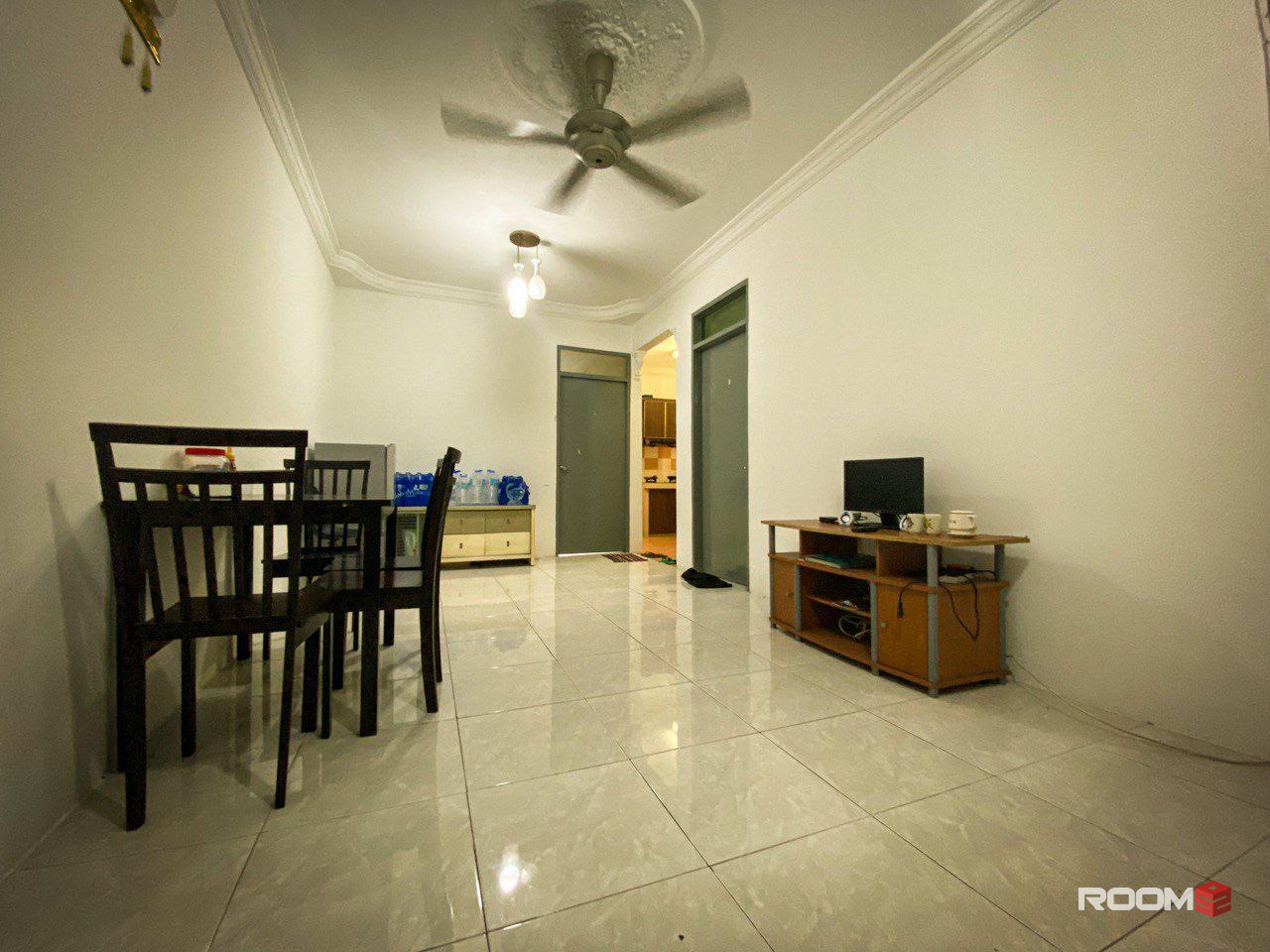 Middle Room, Mentari Court, Blok G, Bandar Sunway