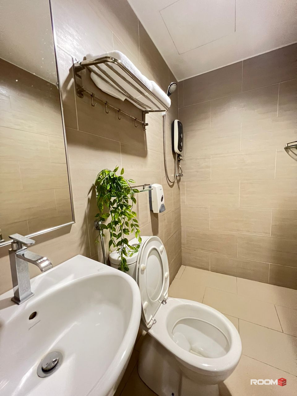 Near to 🚶‍♂️LRT Pusat Bandar Puchong 🚇 Master Room attach Toilet near Setia Walk