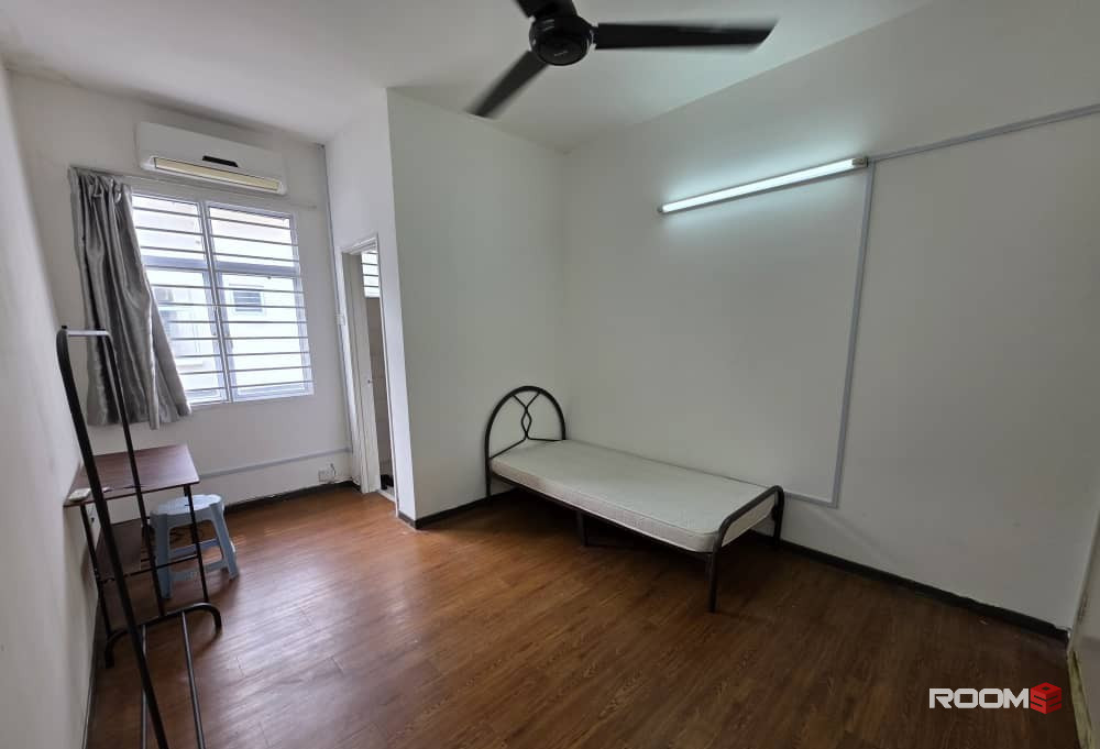 Attached Bathroom ‼️‼️‼️Kota Kemuning Middle Room to Rent