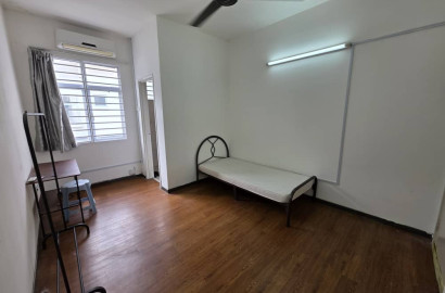 Attached Bathroom ‼️‼️‼️Kota Kemuning Middle Room to Rent
