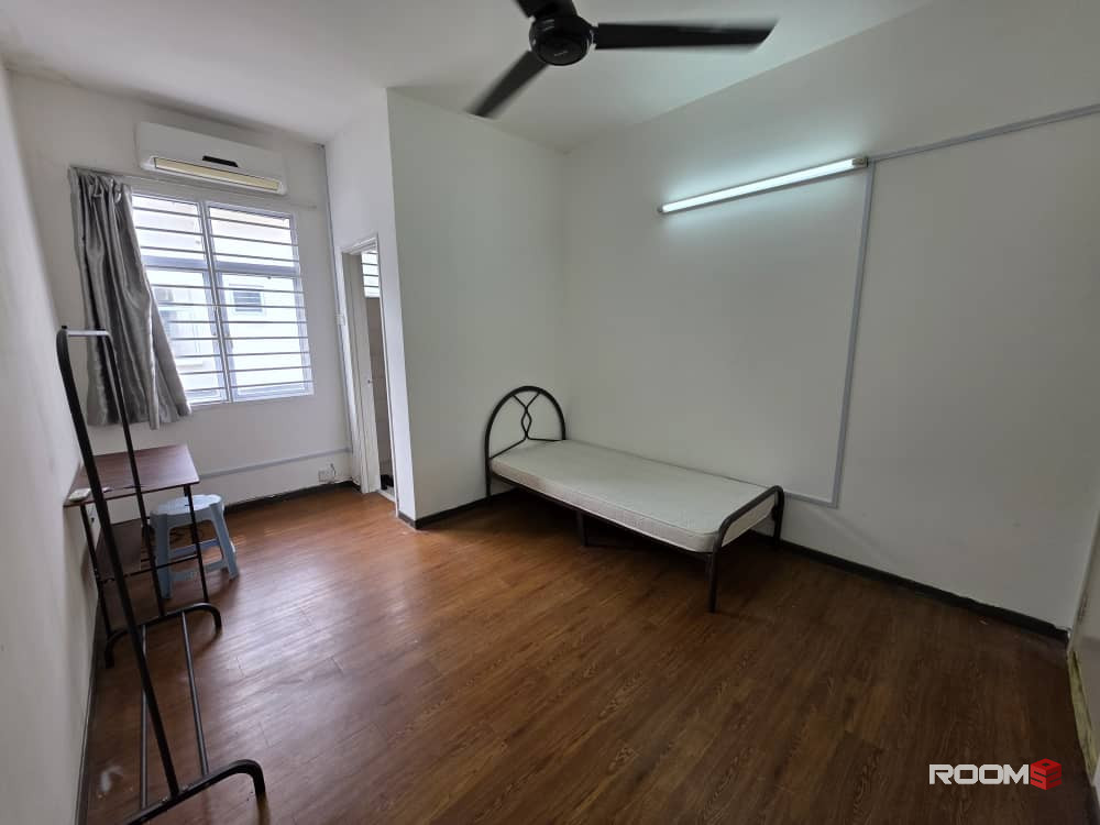 Attached Bathroom ‼️‼️‼️Kota Kemuning Middle Room to Rent