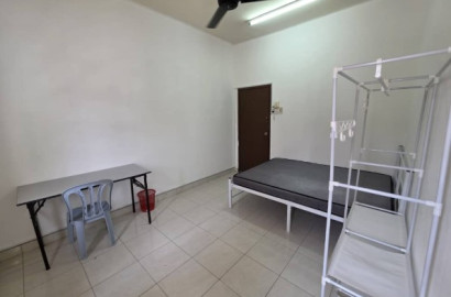 HOT PROMO 🔥 Middle Room for Rent at Kota Kemuning 🚘