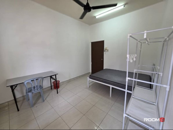 HOT PROMO 🔥 Middle Room for Rent at Kota Kemuning 🚘