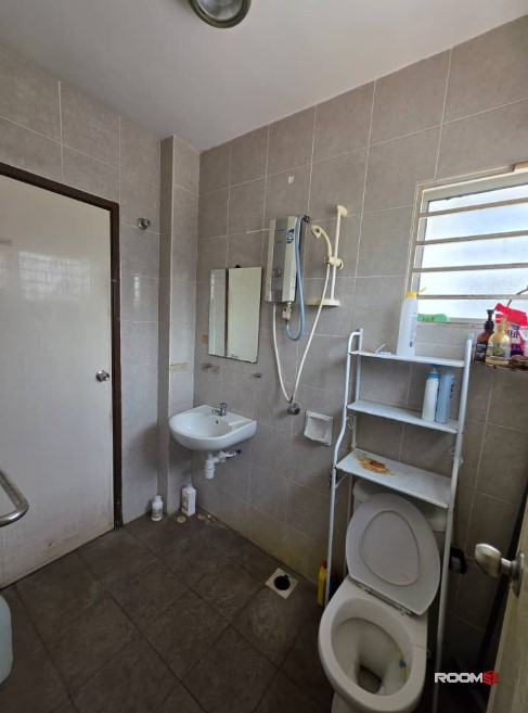 HOT PROMO 🔥 Middle Room for Rent at Kota Kemuning 🚘