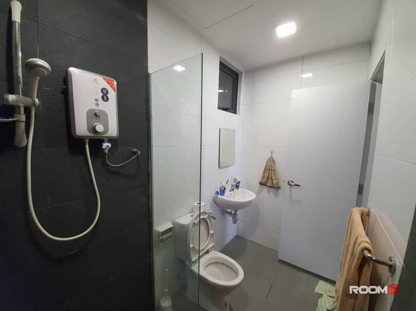 ✨Comfy Shared Room with Free Utilities for rent! 📍Beside KDU College!