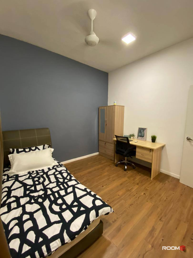 ✨Spacious Middle Room with Free Utilities for rent right beside KDU College!