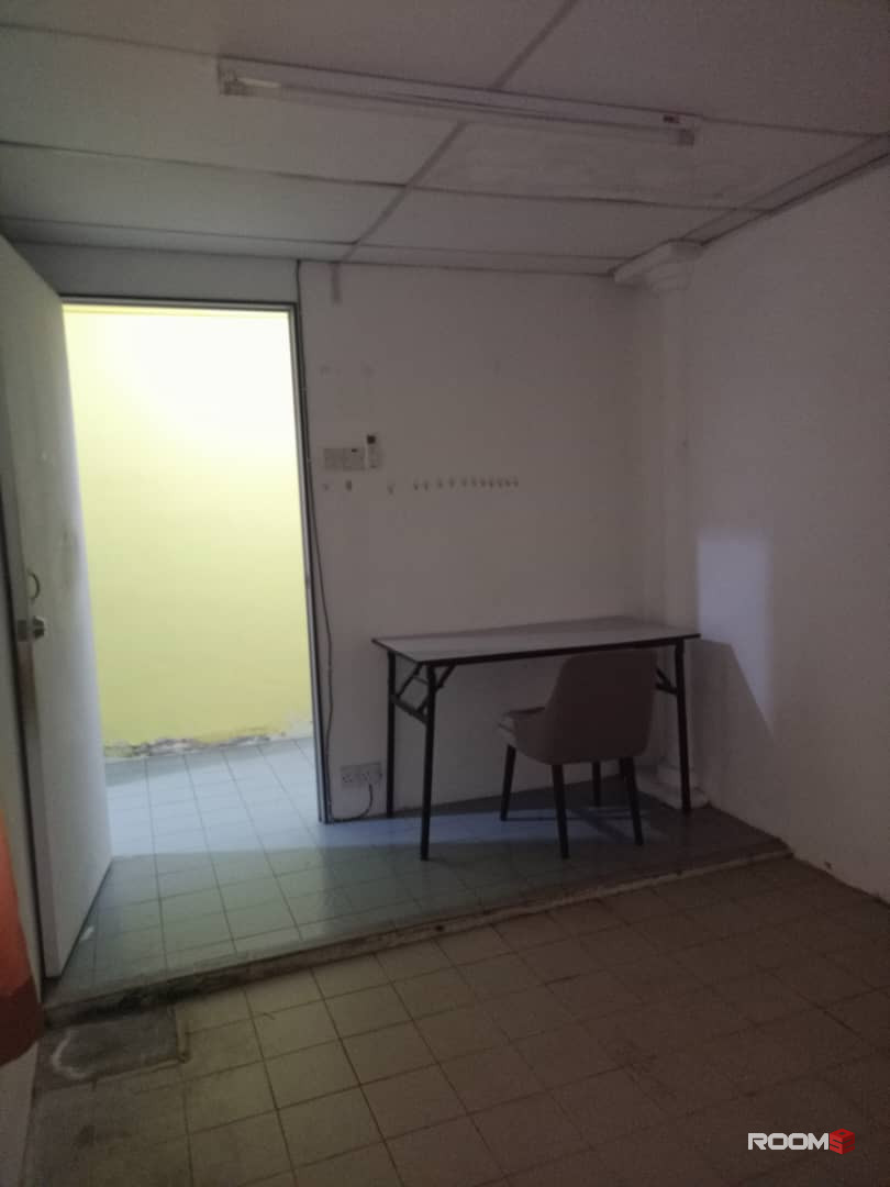 👻🤖Bandar Utama Middle Spacious Room - Aircond + Window👻🤖